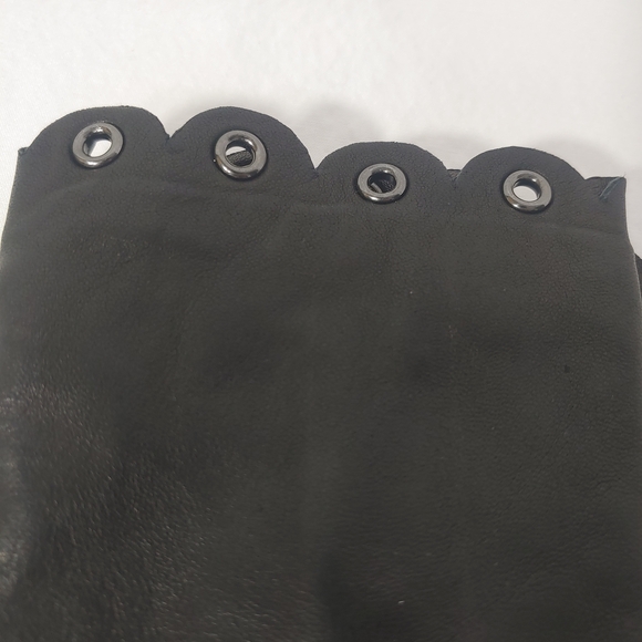 Great Condition Kate Spade Black Kid Leather Scalloped Gloves w/ Silver Accents - Picture 3 of 6